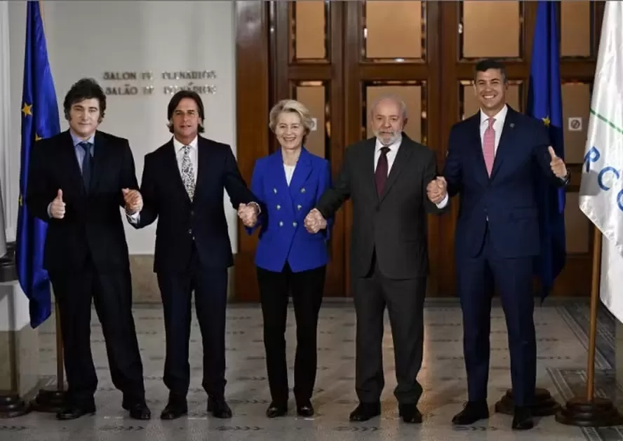 A presidente da Comissão Europeia, Ursula von der Leyen (ao centro), ao lado de Lula e dos demais chefes de Estado do Mercosul — Foto: Eitan Abramovich/AFP