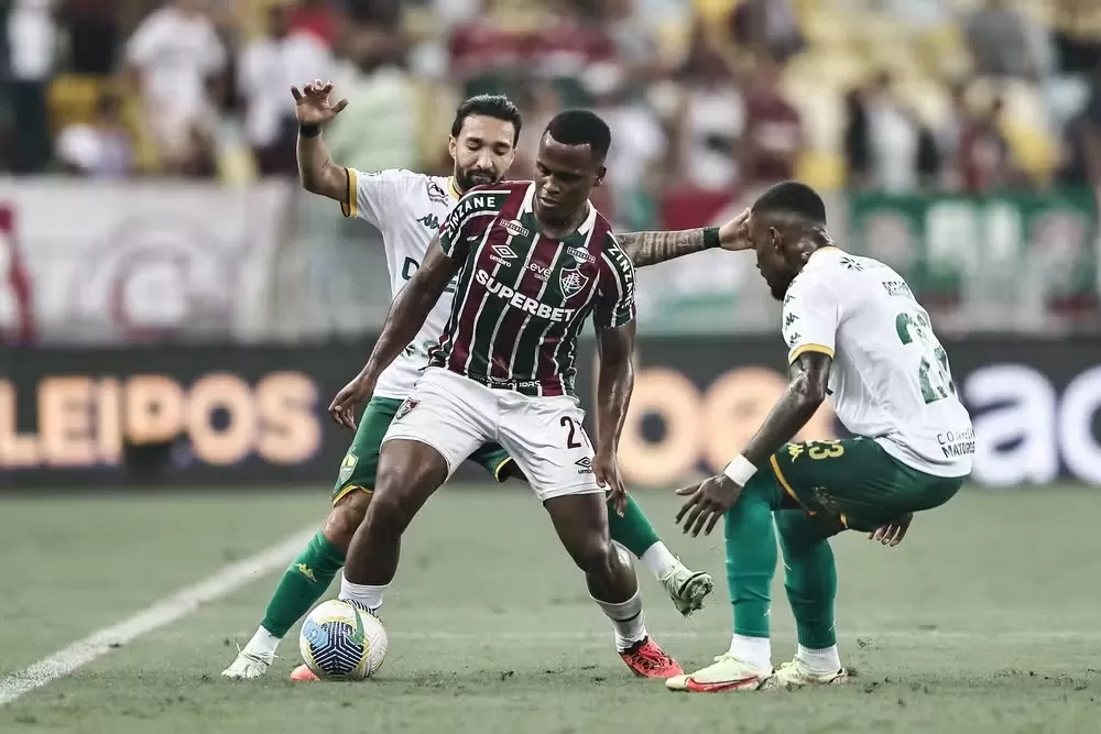 Arias domina a bola em Fluminense x Cuiabá — Foto: LUCAS MERÇON / FLUMINENSE F.C.
