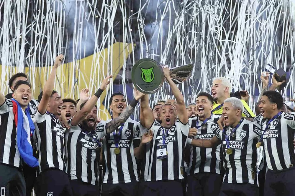 Botafoguenses levantam a taça. O time é o campeão brasileiro de 2024 - Vitor Silva/Botafogo