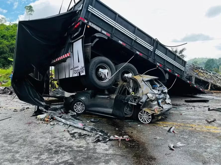 Acidente deixa ao menos 21 pessoas mortas em Minas Gerais — Foto: Reprodução/CBMG