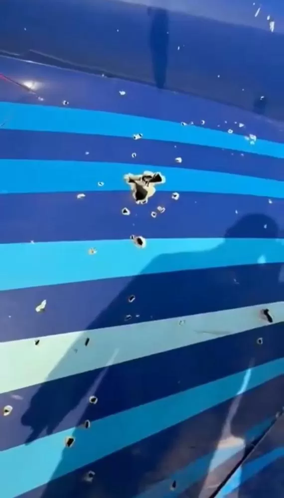 Marcas perfurantes da fuselagem do avião Reprodução