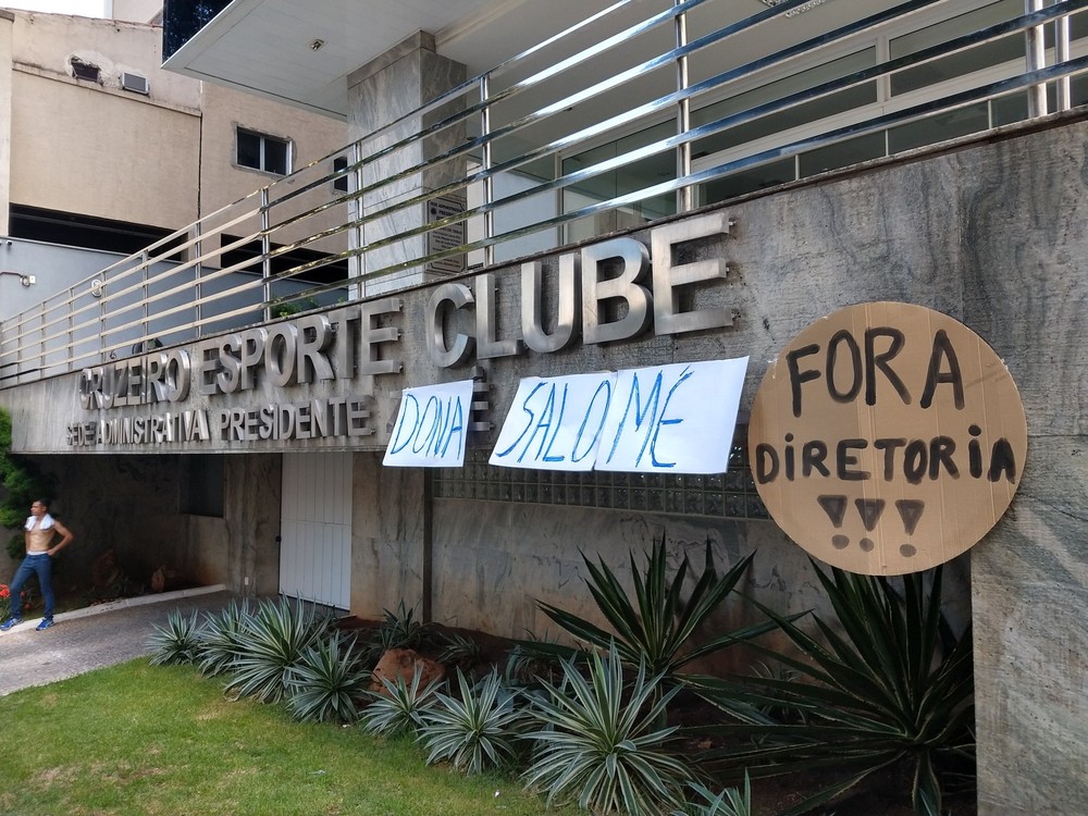 Zezé Perrella, Dona Salomé, Cruzeiro, sede, protesto. Foto: Diego Domingues