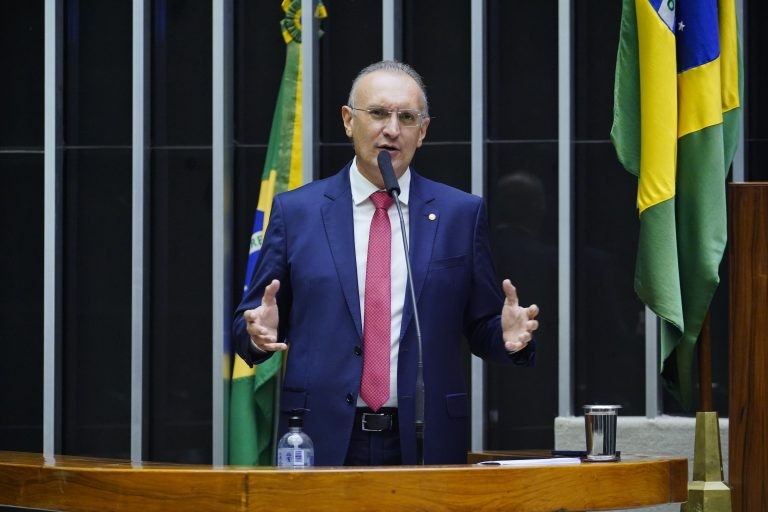 Fábio Henrique: objetivo é evitar o recrutamento de pessoas desqualificadas - (Foto: Pablo Valadares/Câmara dos Deputados)