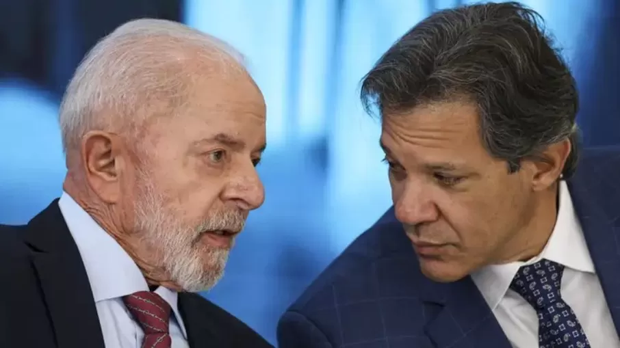 MARCELO CAMARGO/AGÊNCIA BRASIL O presidente Luiz Inácio Lula da Silva e o ministro da Fazenda, Fernando Haddad, durante a cerimônia Nova Indústria Brasil