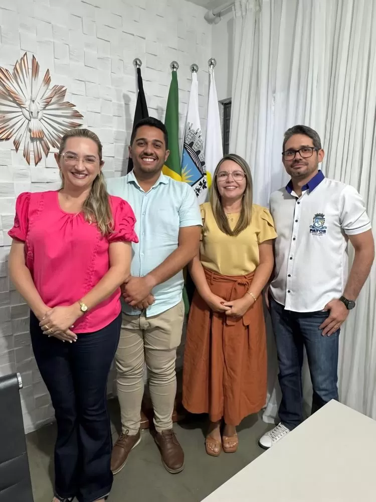 A Secretária Municipal de Educação, Adriana Carneiro, em momento de união com parte da equipe responsável por transformar a educação em Patos.