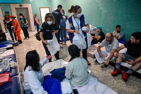 Deportados dos Estados Unidos recebem alimentação do Governo do Amazonas no aeroporto de Manaus. Foto: Gov AM/Divulgação