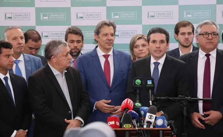 Hugo Motta (D) concede entrevista ao lado de Haddad e do líder do governo, José Guimarães Fonte: Agência Câmara de Notícias