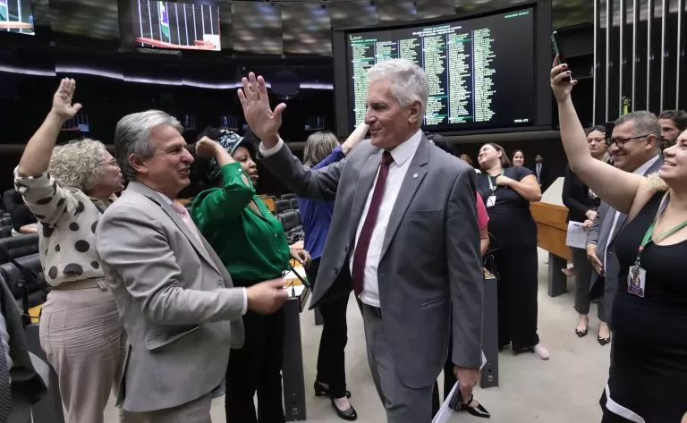 Rogério Correia (D) falou sobre a denúncia na tribuna Fonte: Agência Câmara de Notícias