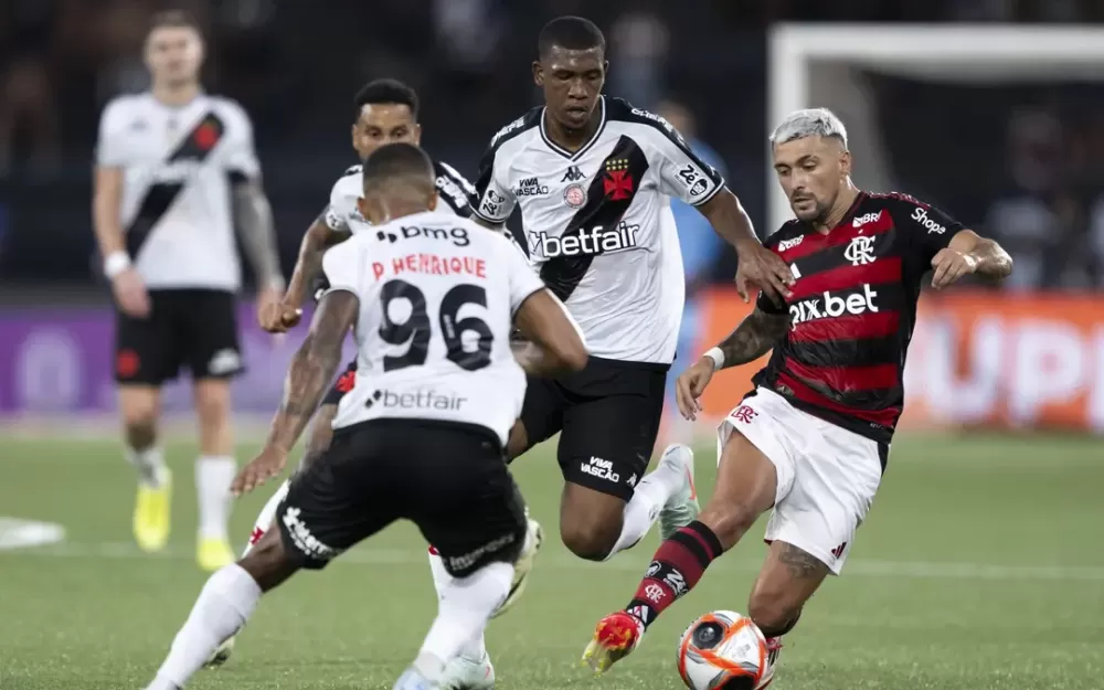 Arrascaeta, do Flamengo, enfrenta marcação de jogadores do Vasco (Foto: Jorge Rodrigues/AGIF)