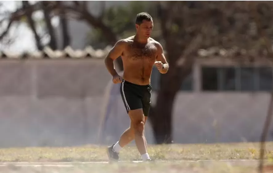 Mauro Cid, antigo ajudante de ordens do ex-presidente Jair Bolsonaro, faz corrida durante a manhã no Quartel da Polícia do Exército, aonde esta preso. — Foto: Cristiano Mariz/Agência O Globo