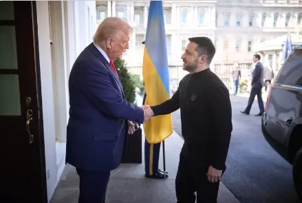 O presidente americano, Donald Trump, cumprimenta o líder ucraniano, Volodymyr Zelensky Governo ucraniano - 28/02/2025