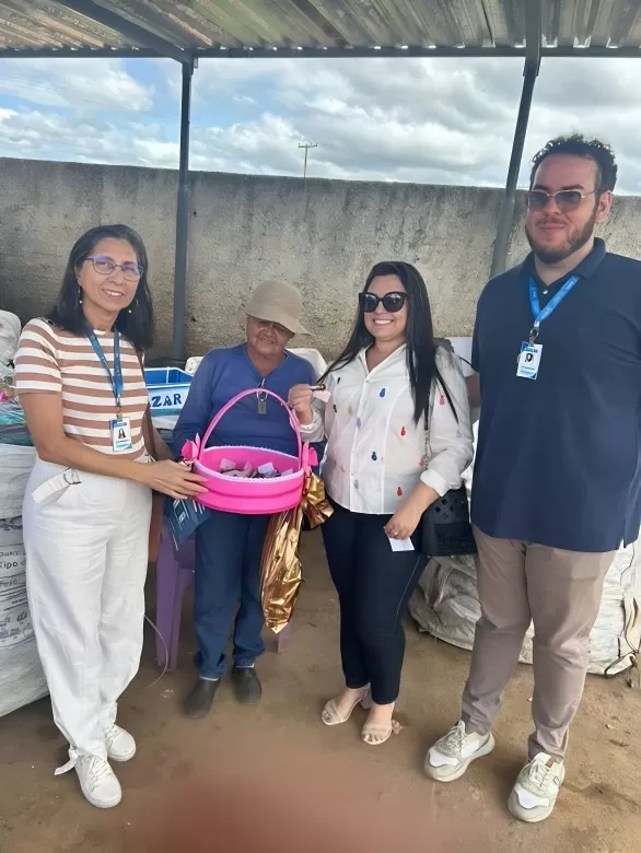 A professora Graça Fernandes e parte da equipe durante a entrega dos kits