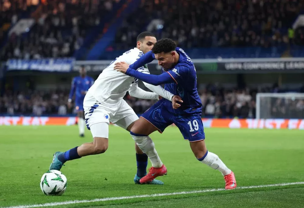 Sancho, do Chelsea, briga pela bola com o brasileiro Gabriel Pereira, do Copenhagen - Foto: Warren Little/Getty Images