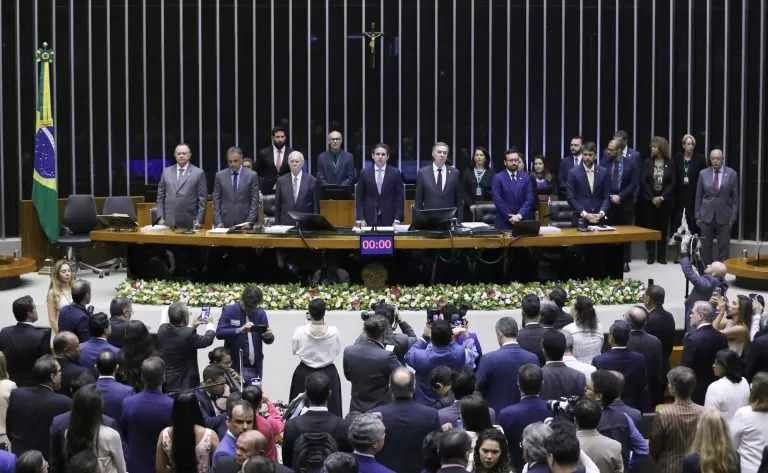 Sessão solene em homenagem aos 40 anos da redemocratização Fonte: Agência Câmara de Notícias