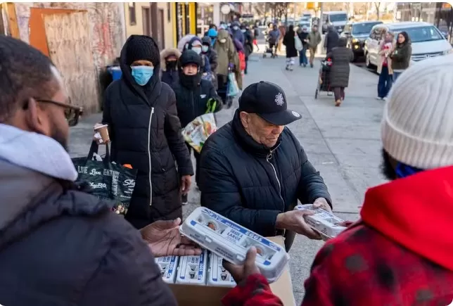 Pessoas fazem fila para distribuição de ovos em Nova York diante de escassez e alto preço do produto em supermercados dos EUA, em 21 de março de 2025. — Foto: Julia Demaree Nikhinson/ AP