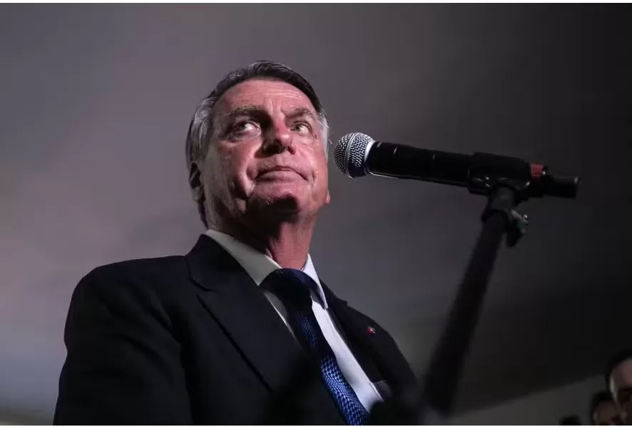 Jair Bolsonaro visita exposição do holocausto no Senado Federal. — Foto: Brenno Carvalho / Agência O Globo