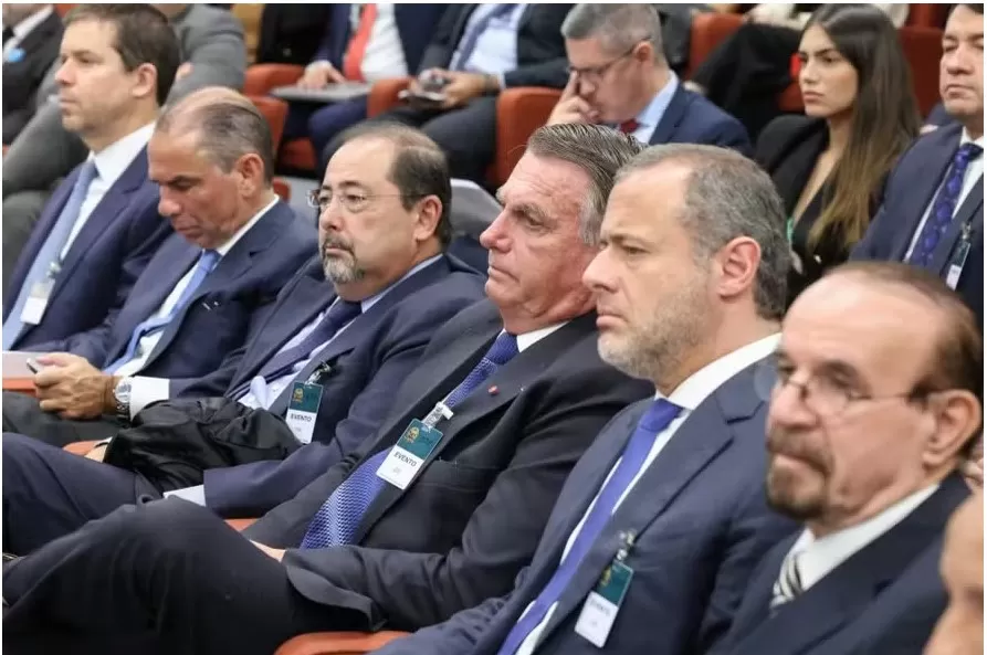 Bolsonaro assiste ao julgamento entre seus advogados, Celso Vilardi (à esq. de Bolsonaro na foto) e Paulo Amador Cunha Bueno (à dir.) — Foto: Antonio Augusto / STF