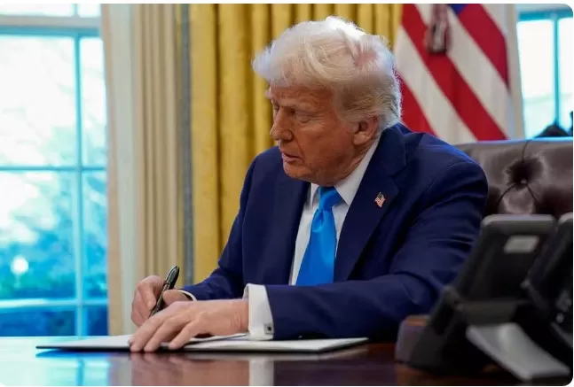 Trump assina decreto na Casa Branca — Foto: Reuters/Elizabeth Frantz/File Photo