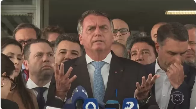 O ex-presidente Jair Bolsonaro falou com a imprensa após ter virado réu por tentativa de golpe de Estado — Foto: Jornal Nacional/ Reprodução