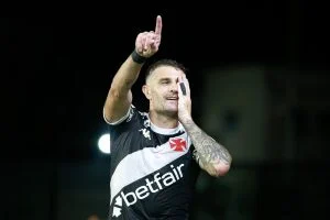 Vegetti decide, e Vasco inicia Brasileirão com vitória - Matheus Lima/CRVG