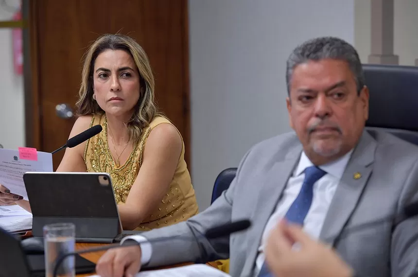 A relatora, Soraya Thronicke, ao lado do presidente da CPI, Dr. Hiran, autor do requerimento Saulo Cruz/Agência Senado Fonte: Agência Senado