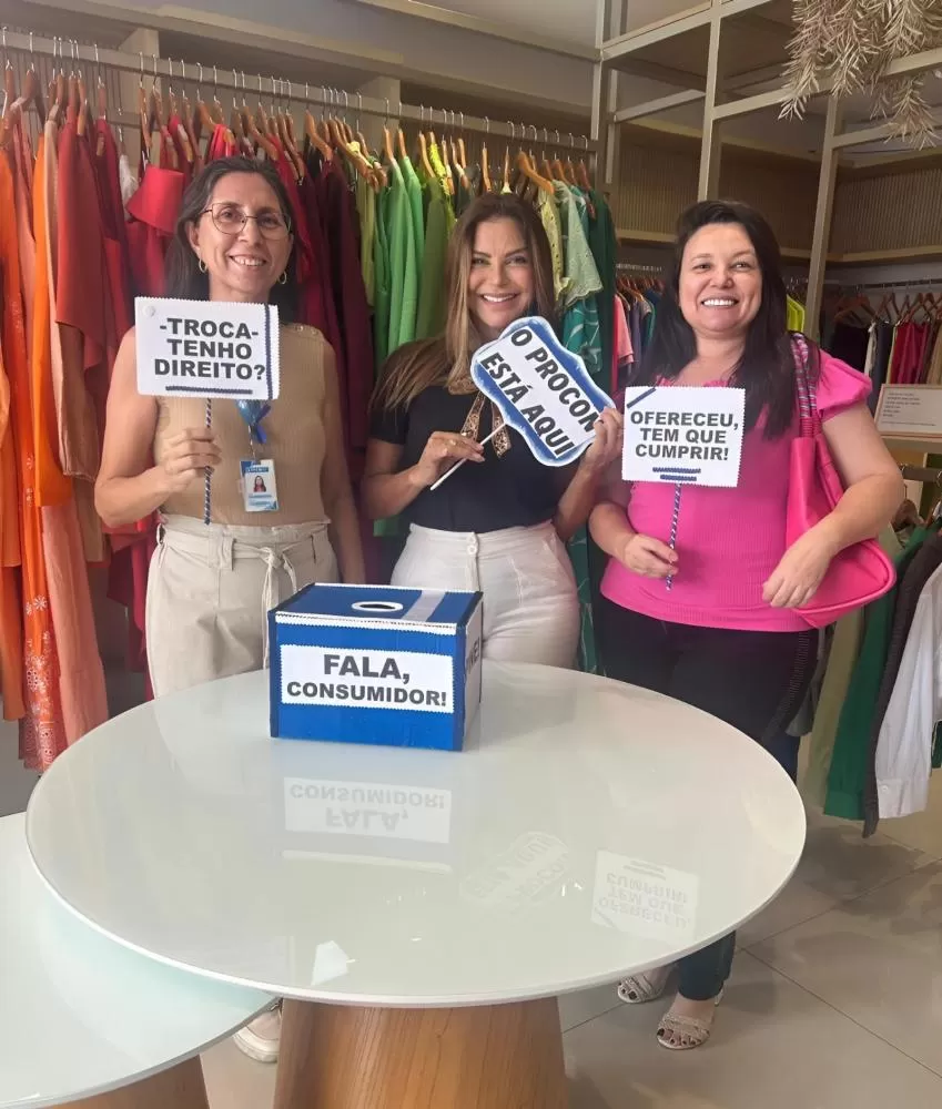 A empresária Eliane Gomes apoia o Fala Consumidor: Recebe Graça Fernandes e Socorros Fragoso do Procon Municipal na loja STILLO.