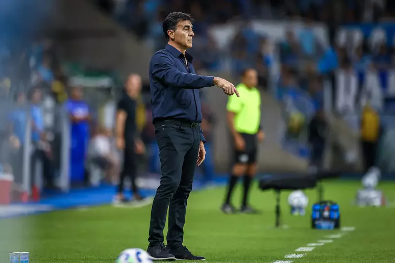 O técnico Gustavo Quinteros sob o comando do Grêmio. Foto: Lucas Uebel/GFBPA / Esporte News Mundo