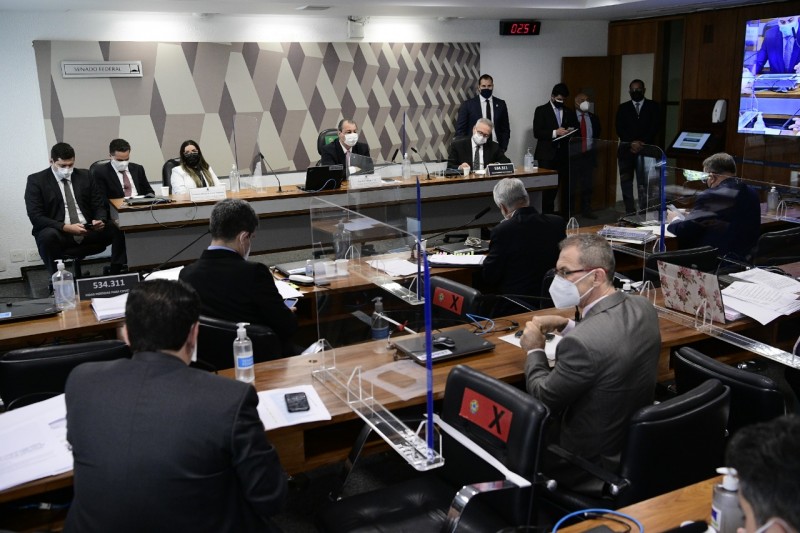 Diante da recusa de Emanuela Medrades de falar à CPI, o presidente da comissão, Omar Aziz, decidiu suspender a reunião e apresentar embargo de declaração para que o STF defina os limites do direito ao silêncio da depoente. - Agência Senado