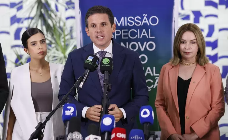 Hugo Motta fala sobre o PNE ao lado da presidente da comissão, deputada Tabata Amaral (E), e da deputada Socorro Neri Fonte: Agência Câmara de Notícias