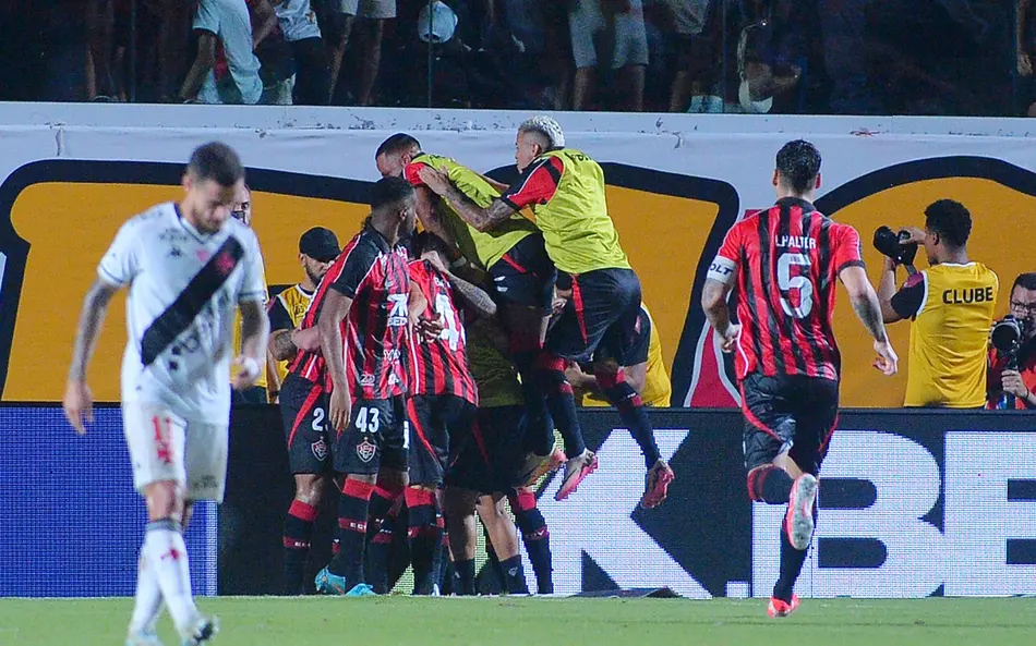 Vasco sofreu mais uma derrota vergonhosa na temporada (Foto: Walmir Cirne/AGIF