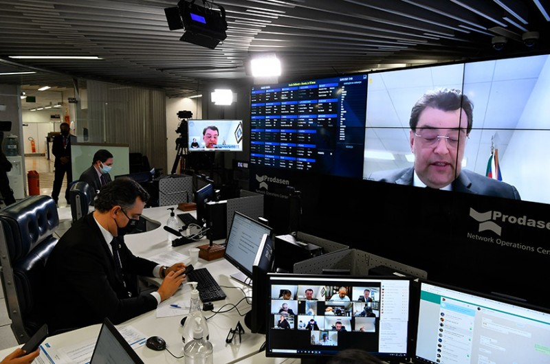 O senador Eduardo Braga (MDB-AM) apresentou remotamente seu relatório para o projeto de decreto legislativo 292/2021