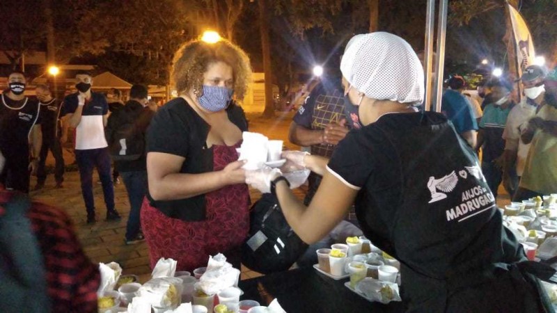 Anjos da Madruga em ação em que oferecem alimentos aos necessitados - (Foto: Divulgação)