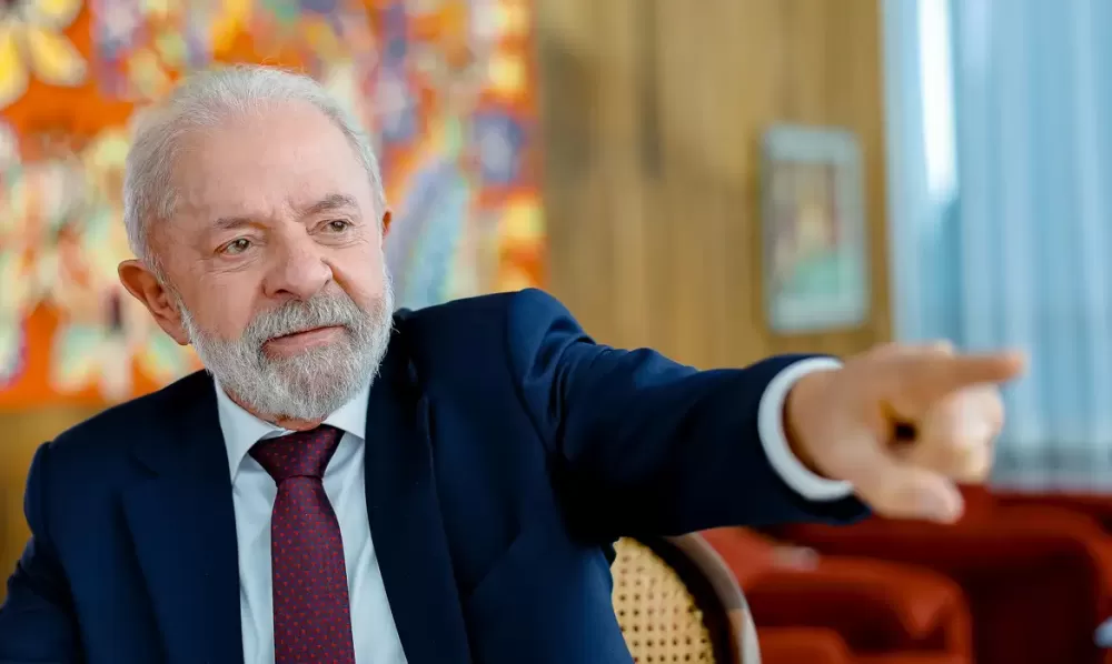 O presidente Luiz Inácio Lula da Silva manifestou, neste sábado (19), solidariedade aos ministros do Supremo Tribunal Federal (STF) após as sanções impostas pelos Estados Unidos a Alexandre de Moraes e “aliados na Corte”. Em nota, o presidente classificou
