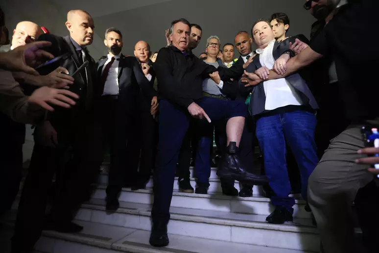 Jair Bolsonaro (PL) proferiu discurso e mostrou tornozeleira à imprensa em frente à Câmara dos Deputados nesta segunda-feira, 21 Foto: WILTON JUNIOR/ESTADÃO CONTEÚDO https://www.terra.com.br/noticias/brasil/politica/moraes-da-prazo-de-24-horas-para-que-b