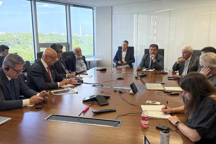 Os senadores brasileiros foram recebidos na redação do jornal norte-americano Politico, em Washington DC Samyra Galvão/Gab. Senador Nelsinho Trad Fonte: Agência Senado