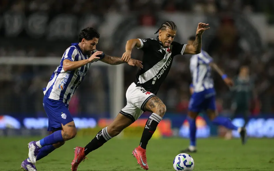 imagem cameraJoão Victor foi expulso no empate do Vasco com o CSA (Foto: Marlon Costa/AGIF