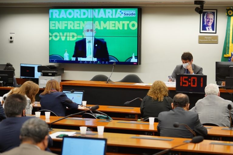 Queiroga (no telão) disse que o orçamento da Saúde é o maior dos últimos anos - (Foto: Pablo Valadares/Câmara dos Deputados)