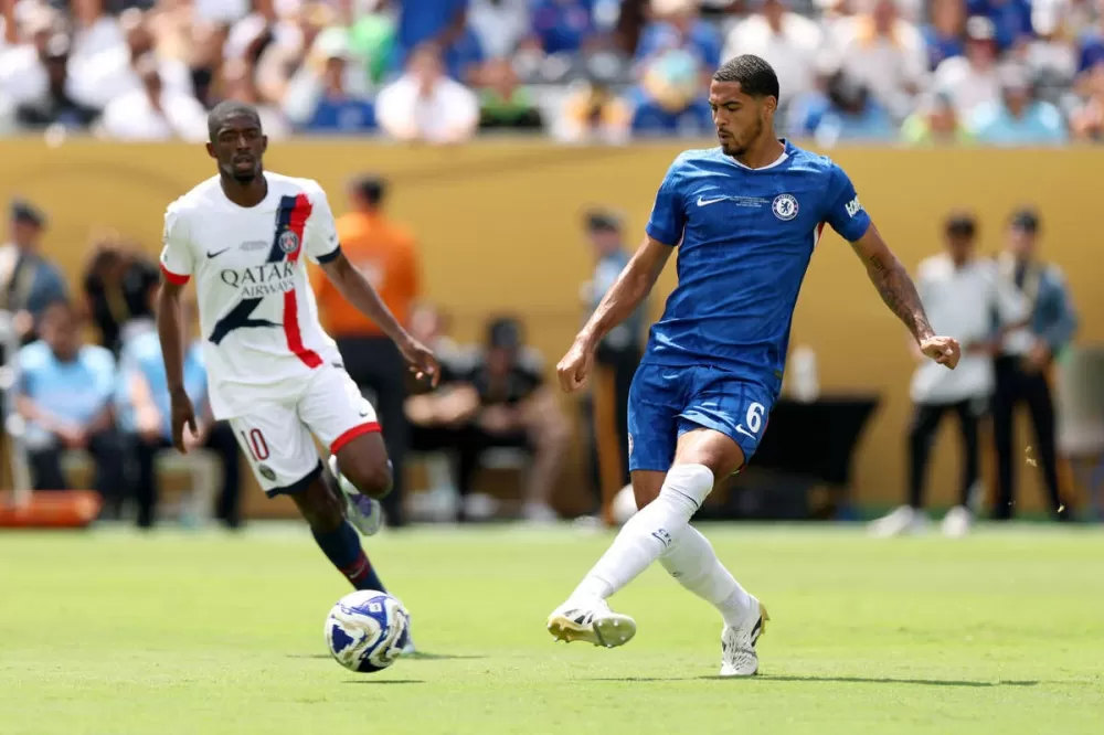 Levi Colwill em ação com a camisa do Chelsea no Mundial de Clubes - Foto: Luke Hales/Getty Images