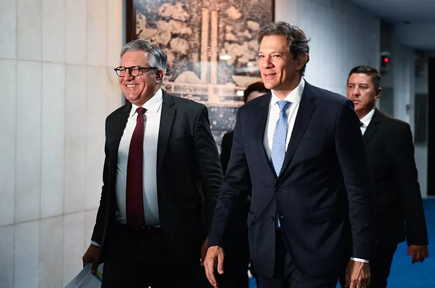 Haddad em visita ao Congresso em 2024: MP compensa rejeição de mudanças no IOF Roque de Sá/Agência Senado Fonte: Agência Senado