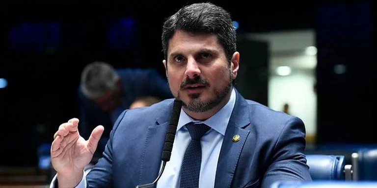 Investigado por suposta intimidação de delegados da Polícia Federal (PF) que atuam no tribunal, o senador violou uma decisão ao viajar aos EUA | Foto: Marcos Oliveira/Agência Senado/CP