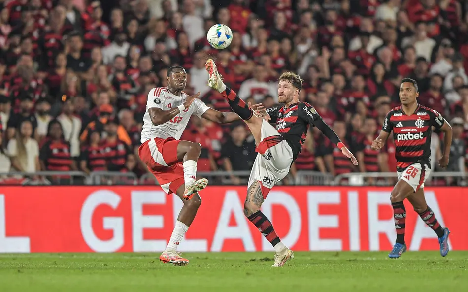 Ricardo Mathias (E) e Léo Pereira disputam a bola (Foto: Thiago Ribeiro/AGIF