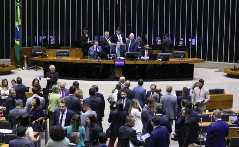 Deputados na sessão do Plenário desta terça-feira Fonte: Agência Câmara de Notícias