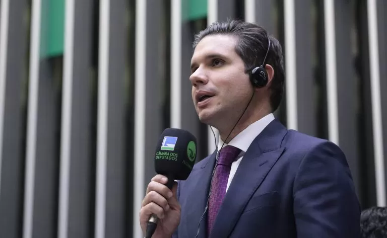 Hugo Motta em entrevista à TV Câmara após a votação do projeto Fonte: Agência Câmara de Notícias