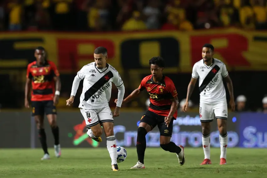 Vasco vence o Sport na Ilha do Retiro pelo Brasileirão (Foto: Marlon Costa/AGIF)