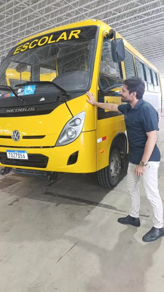 Prefeito Heitor Campos em João Pessoa, celebrando a entrega do ônibus escolar para Cacimba de Areia