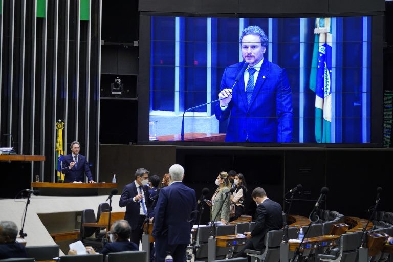 Fred Costa apresentou parecer favorável ao projeto - (Foto: Pablo Valadares/Câmara dos Deputados)