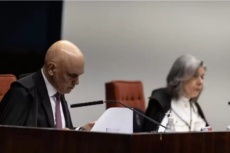 Os ministros Alexandre de Moraes e Cármen Lúcia durante julgamento da trama golpista na Primeira Turma do Supremo Tribunal Federal (STF) — Foto: Brenno Carvalho/Agência O Globo