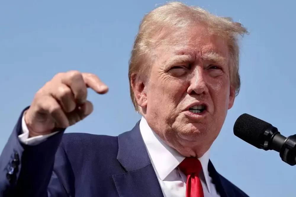 Donald Trump fala durante uma entrevista coletiva no Trump National Golf Club, em Los Angeles (Foto: Mario Tama/ AFP)