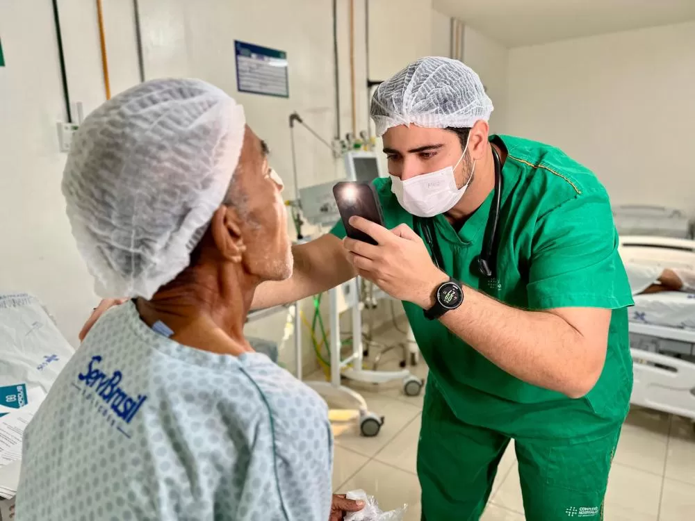 Um dos pacientes sendo atendios no Hospital de Patos neste final de semana