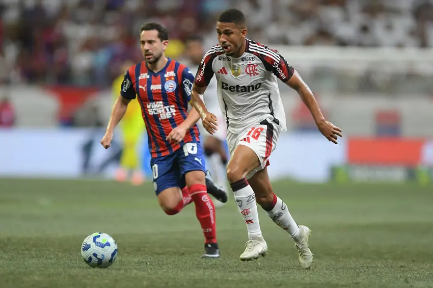 verton Ribeiro e Samuel Lino disputam bola em duelo entre Bahia e Flamengo, pelo Brasileirão (Foto: Jhony Pinho/AGIF)